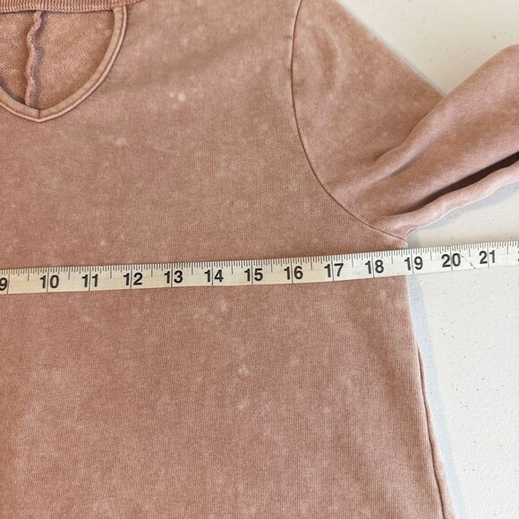 Easel Distressed Acid Wash Ruffle Top Long Sleeve Dusty Rose Pink Size Small - Picture 9 of 10